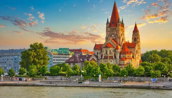 الأربعاء - فيينا – دورنشتاين – ميلك – لينز