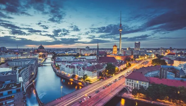 السبت.  أمستردام - هاملين - برلين